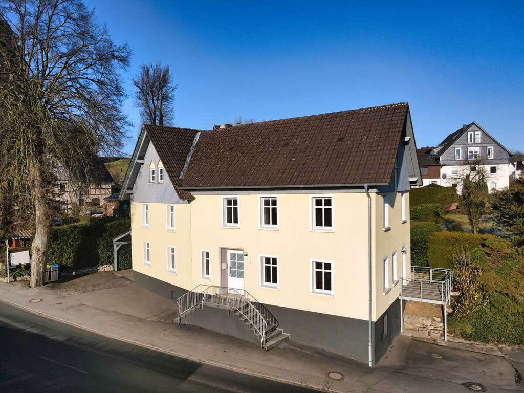 Immobilie in Balve - VR IMMO: Aus Gaststätte wird Wohnhaus – Solides Zweifamilienhaus nach kompletter Sanierung. - Bild 2