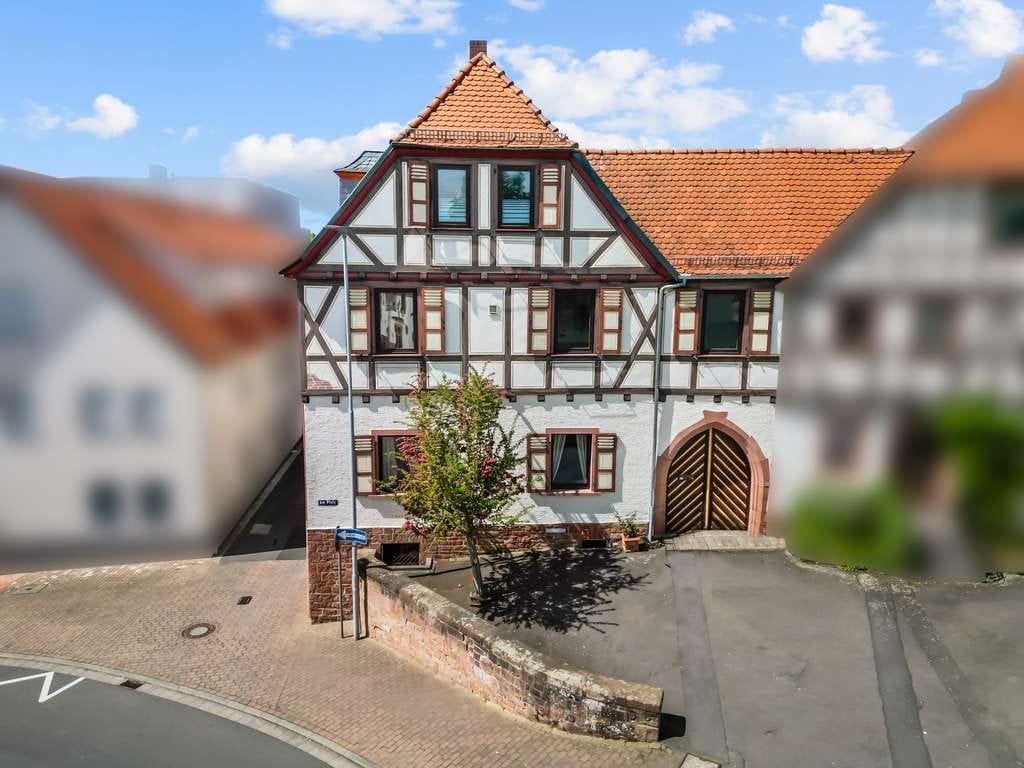 Immobilie in Gelnhausen - **Denkmalgeschütztes 3-Familien-Wohnhaus in zentraler Lage von Gelnhausen-Stadt** - Bild 2