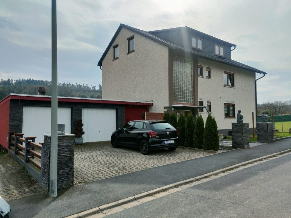 Immobilie in Neustadt bei Coburg - 3-Familienhaus mit großem Garten und Doppelgarage in Welmersdorf - Bild 0