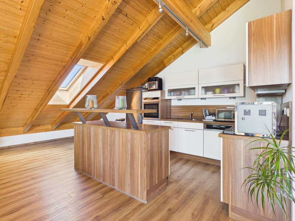 Immobilie in Adlkofen - Stil, Charakter, Ausstrahlung!  
Moderne 3-Zimmer-Wohnung mit Sichtdachstuhl und Lift in Adlkofen! - Bild 2