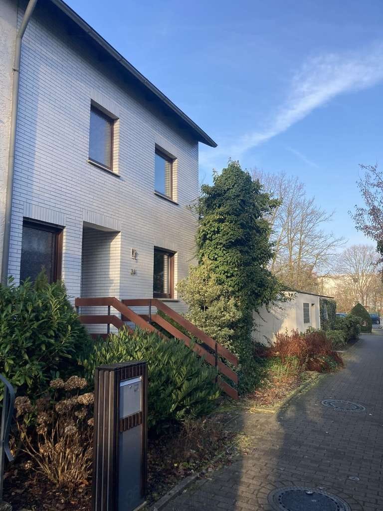 Immobilie in Langenhagen - Grundsolides, großes Reihenendhaus  in Langenhagen / Krähenwinkel von Privat - Bild 0
