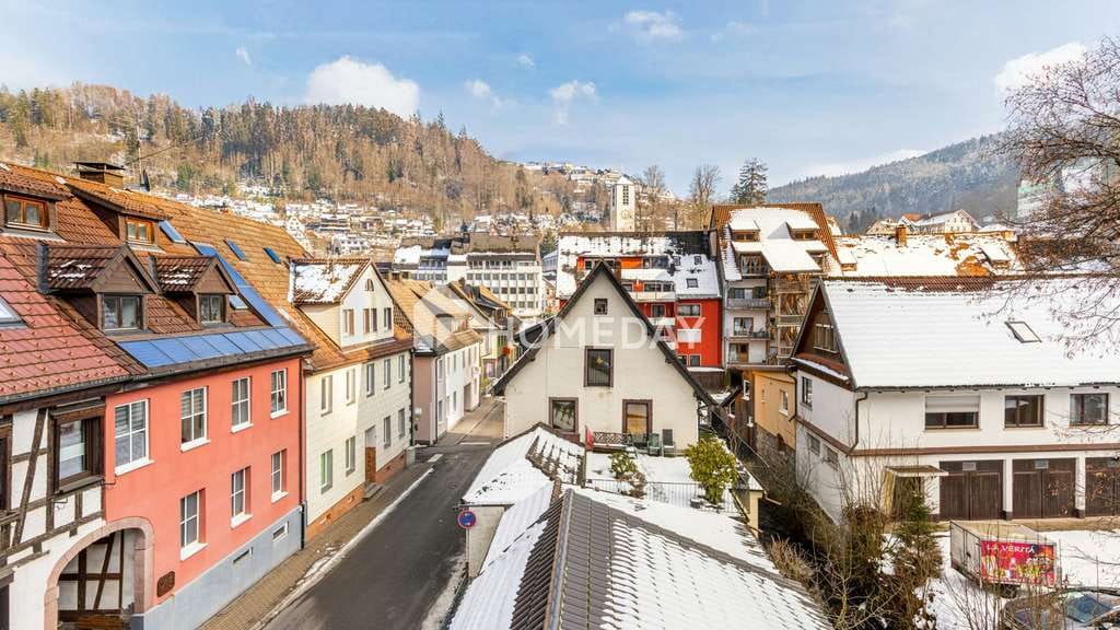 Immobilie in Triberg im Schwarzwald - Investitionsmöglichkeit: 3-Familienhaus mit guter Rendite & gepflegter Ausstattung in toller Lage - Bild 2