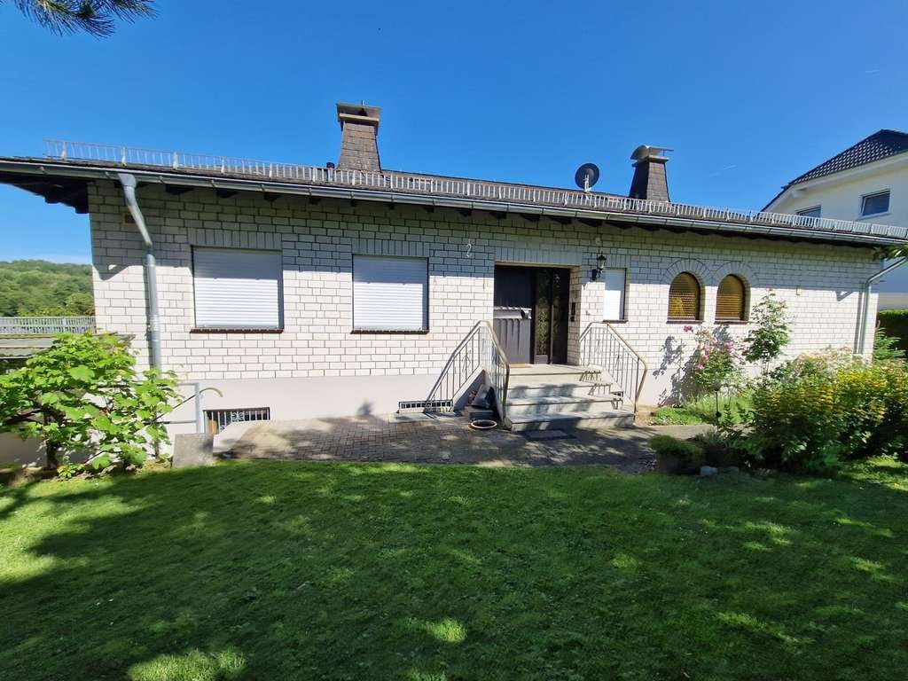 Immobilie in Mengerskirchen - Großzügiges Einfamilienhaus mit Einliegerwohnung in toller Lage - Bild 2