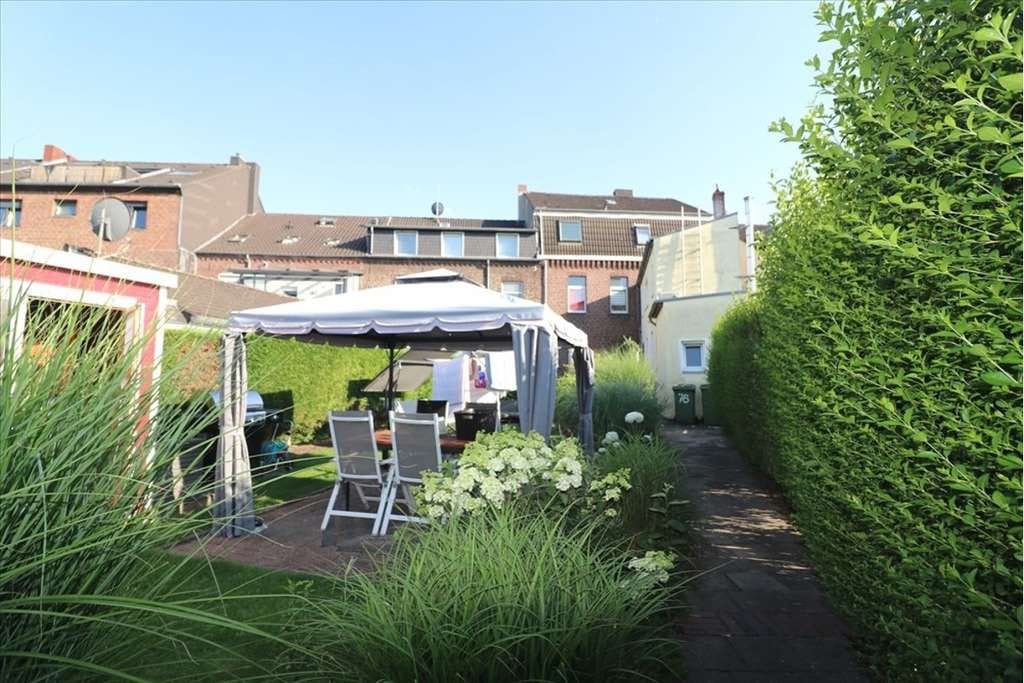 Immobilie in Tönisvorst - * CHARAKTERVOLLES STADTHAUS MIT GARTEN! MFH, 4WE, 2 Garagen zentral in St. Tönis * - Bild 0