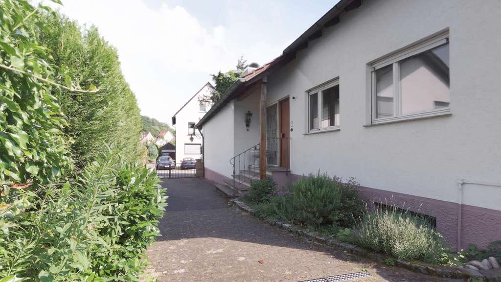 Immobilie in Untergruppenbach - Charmantes Wohnhaus mit großem Garten, Doppelgarage und viel Gestaltungspotenzial - Bild 1