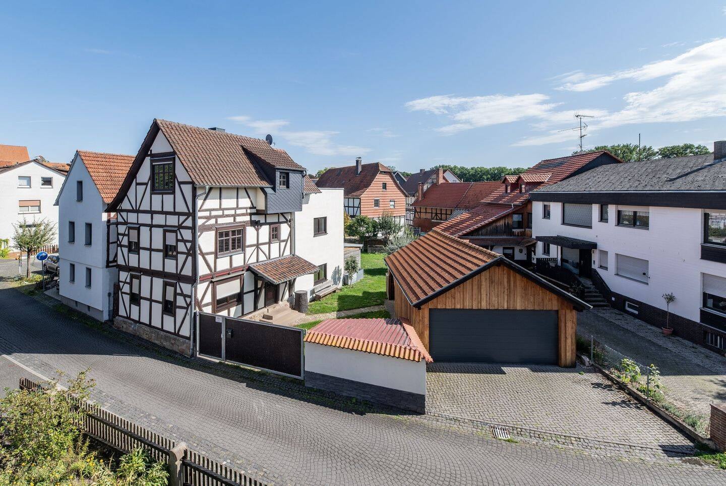 Immobilie in Herleshausen - Historischer Charme, modern erweitert - Familienhaus mit Pool und Garten - Bild 2