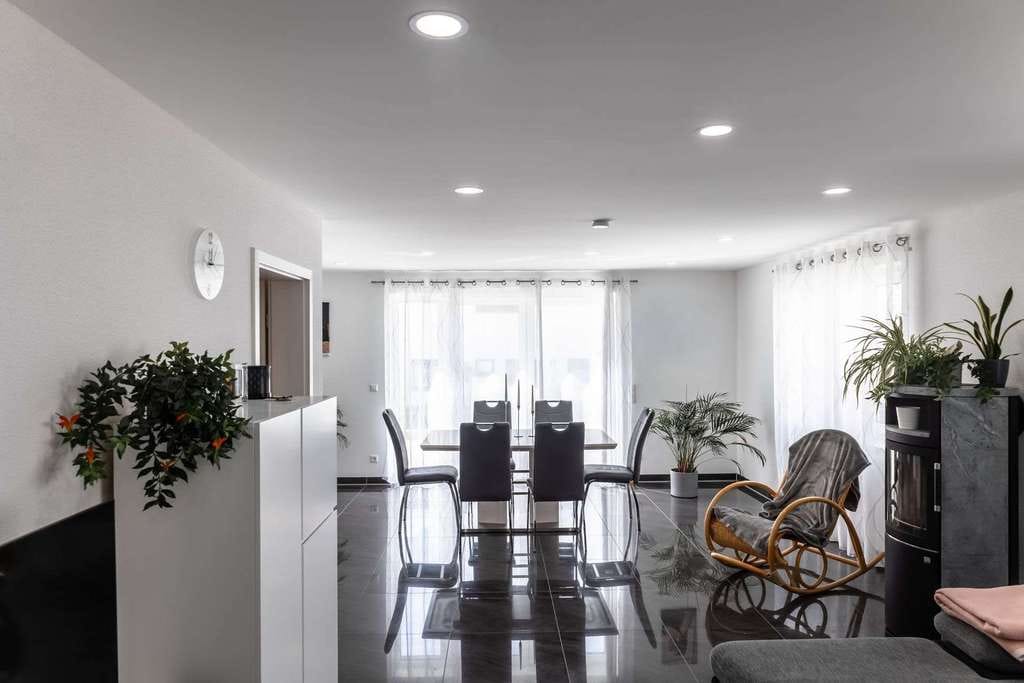 Immobilie in Neubulach - Einfamilienhaus Baujahr 2019 | A+ Energieeffizienz | Terrasse | Garten | Doppelcarport - Bild 3
