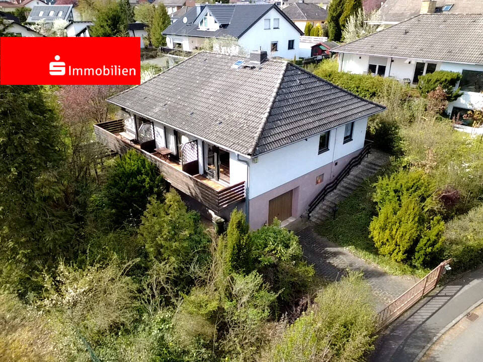 Immobilie in Weimar (Lahn) - Einfamilienhaus mit großem Grundstück im beliebten Niederweimar! - Bild 0