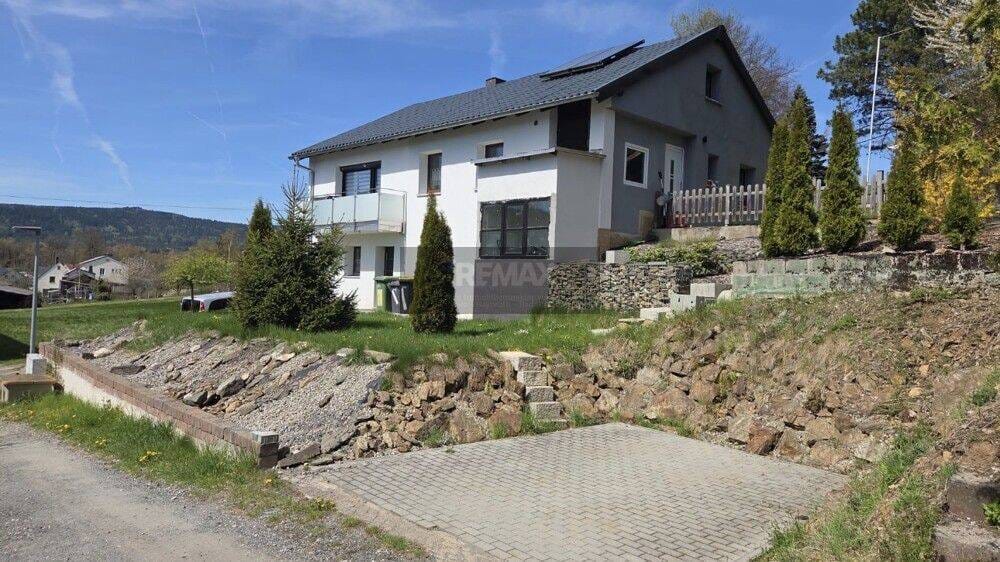Immobilie in Tröstau - Modernisiertes Einfamilienhaus mit Wärmepumpe, PV, Garage, Stellplätze und  Einliegerwohnung - Bild 0