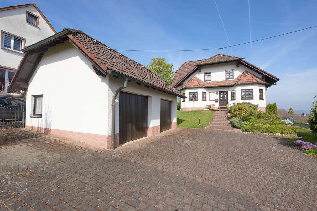 Immobilie in Niederwambach - Landhaus mit großzügigem Grundstück und Garagen in Niederwambach-Seyen - Bild 2