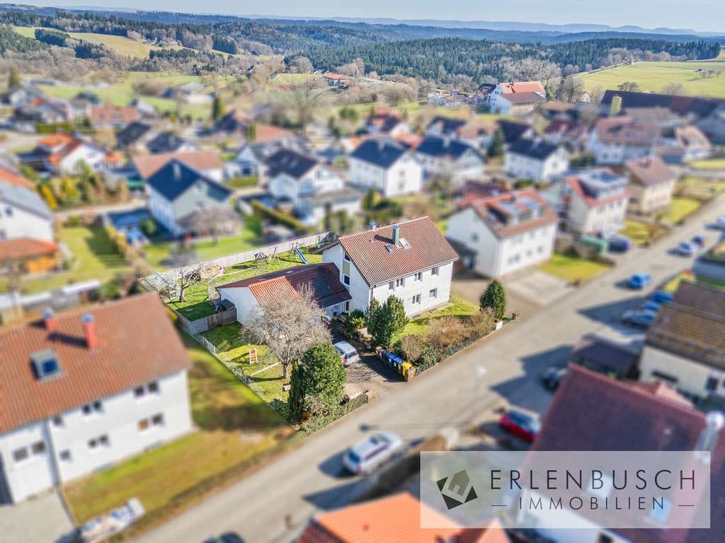 Immobilie in Kaisersbach - Großzügiges Zweifamilienhaus mit weitläufigem Grundstück und Entwicklungspotenzial - Bild 2