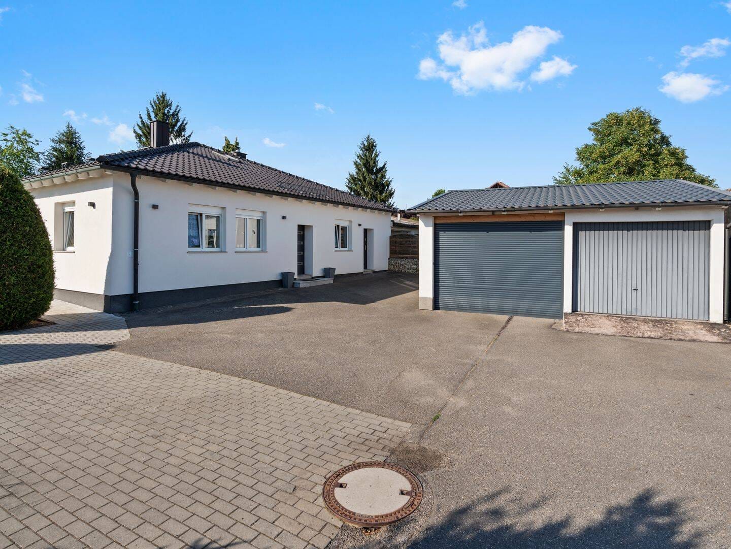 Immobilie in Pressath - Sofort bezugsfertig! Modernisierter Bungalow mit Werkstatt und großem Garten - Bild 1