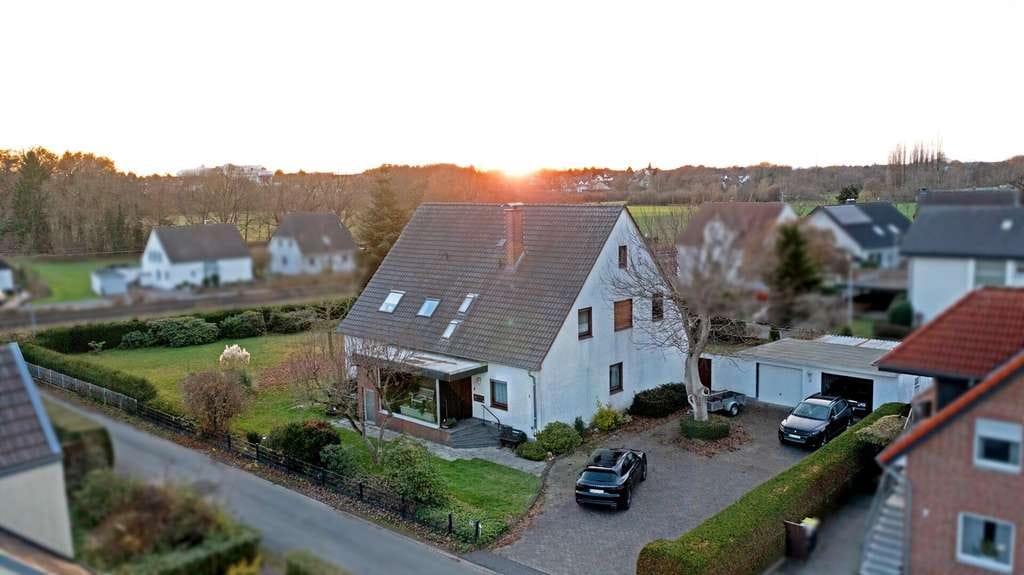 Immobilie in Bünde - Vielseitiges Mehrfamilienhaus mit 3 Wohneinheiten, 5 Garagen & 2 Baugrundstücken in Bünde - Bild 0