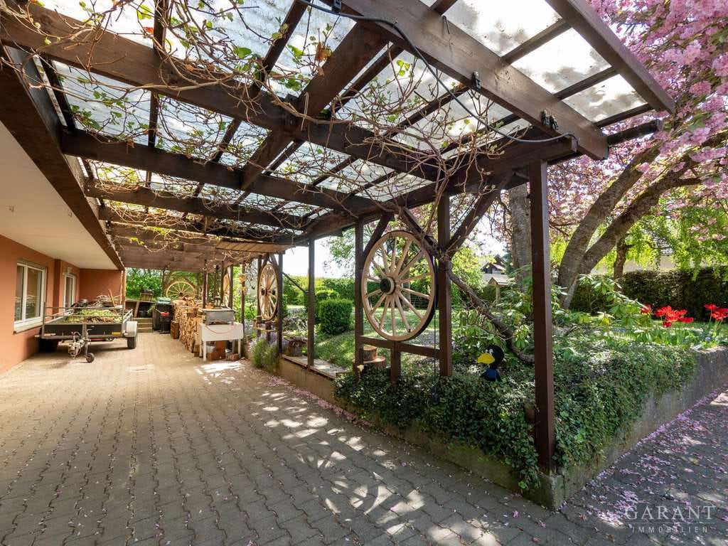 Immobilie in Laichingen - *Großes Einfamilienhaus mit wunderschönem Garten und Doppelgarage in Machtolsheim* - Bild 1