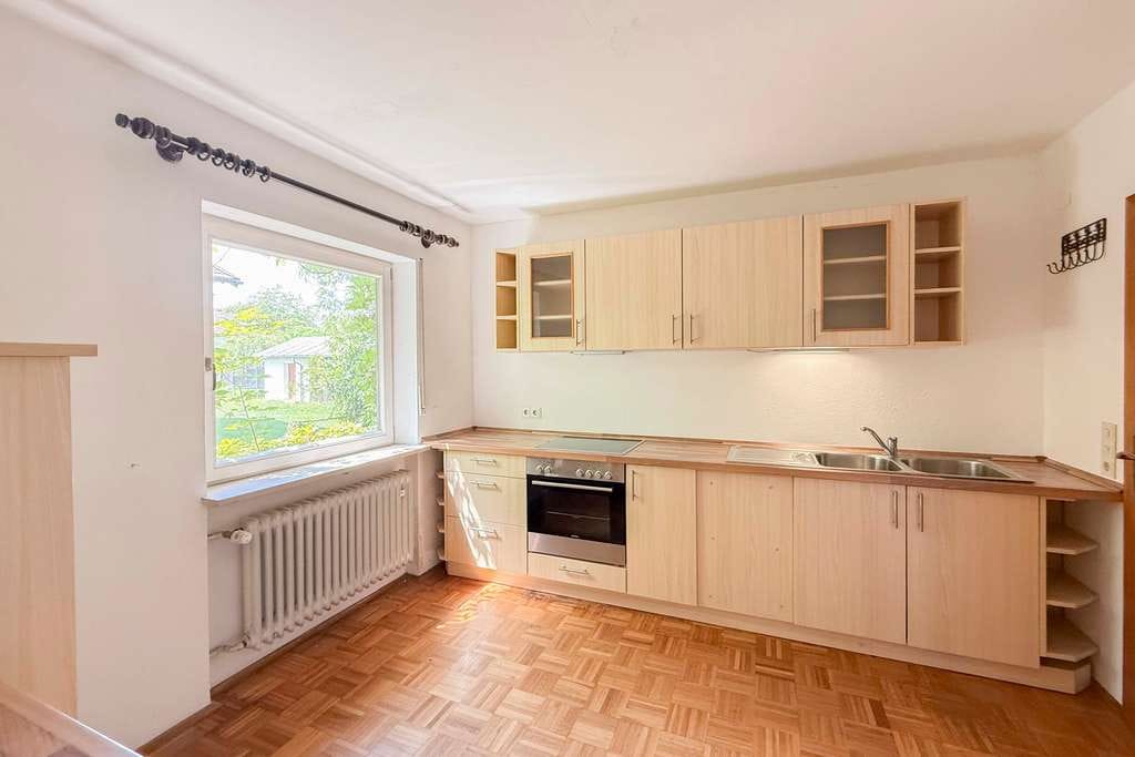 Immobilie in Bruckmühl - Großzügiges Wohnhaus mit Sanierungs- und Gestaltungspotenzial nahe der Mangfall - Bild 2