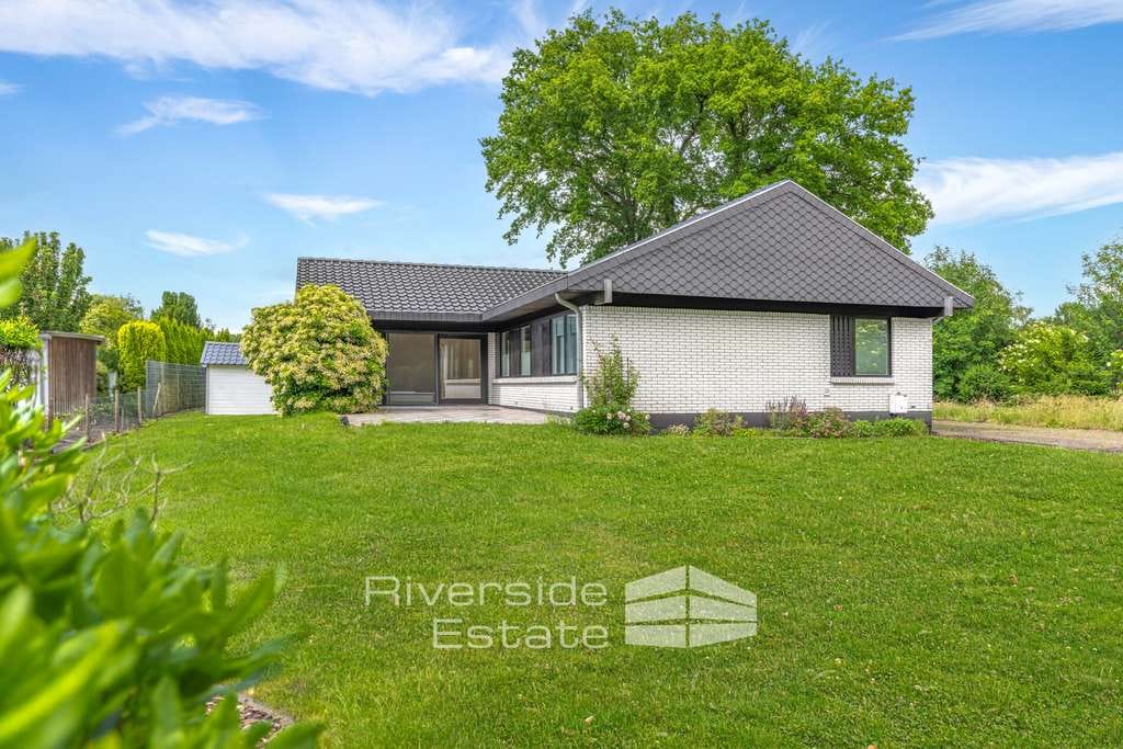 Immobilie in Grasberg - Bungalow im Grünen – Wohnen auf einer Ebene mit großem Garten und Sauna - Bild 1