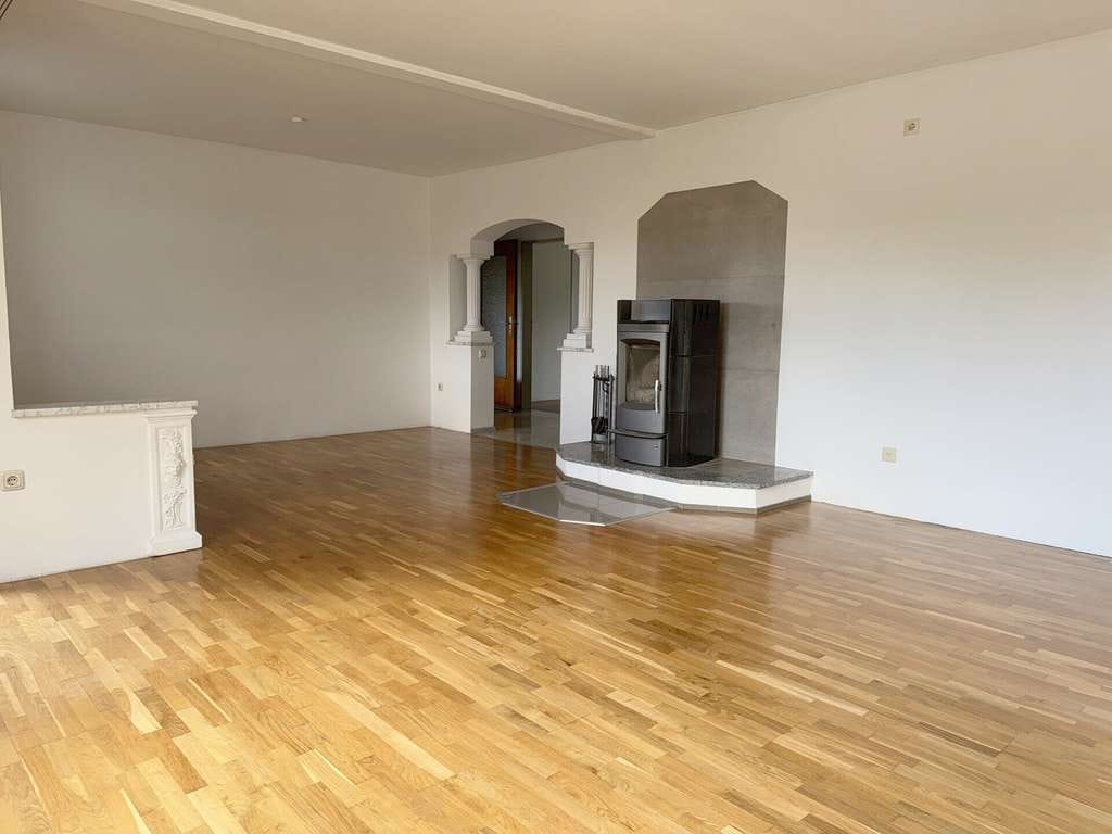 Immobilie in Essenbach - Zweifamilienhaus mit Nebengebäude und drei Garagen in Oberröhrenbach, Gemeinde Essenbach - Bild 1