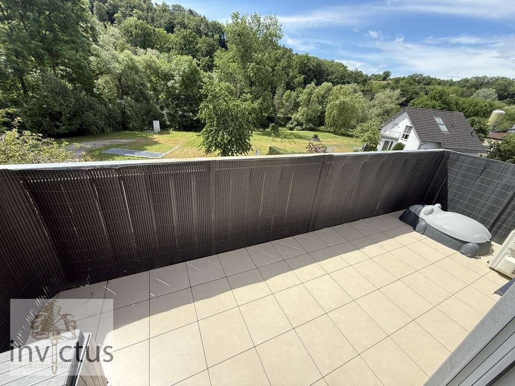 Immobilie in Dörzbach - Modernes 3 Zimmer Dachgeschoss Wohnglück mit Balkon und traumhaftem Ausblick ins Grüne - Bild 3