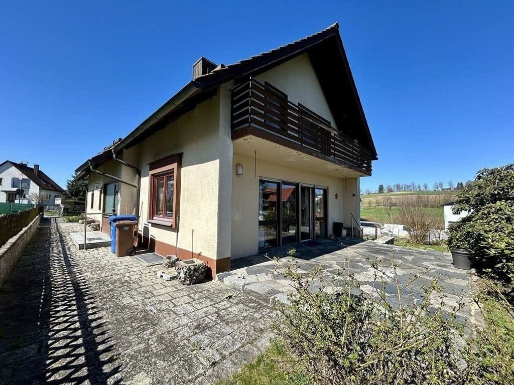 Immobilie in Waldkirchen - Einfamilienhaus mit großzügigem Baugrundstück in zentrumsnaher Lage von 94065 Waldkirchen  - Bild 2