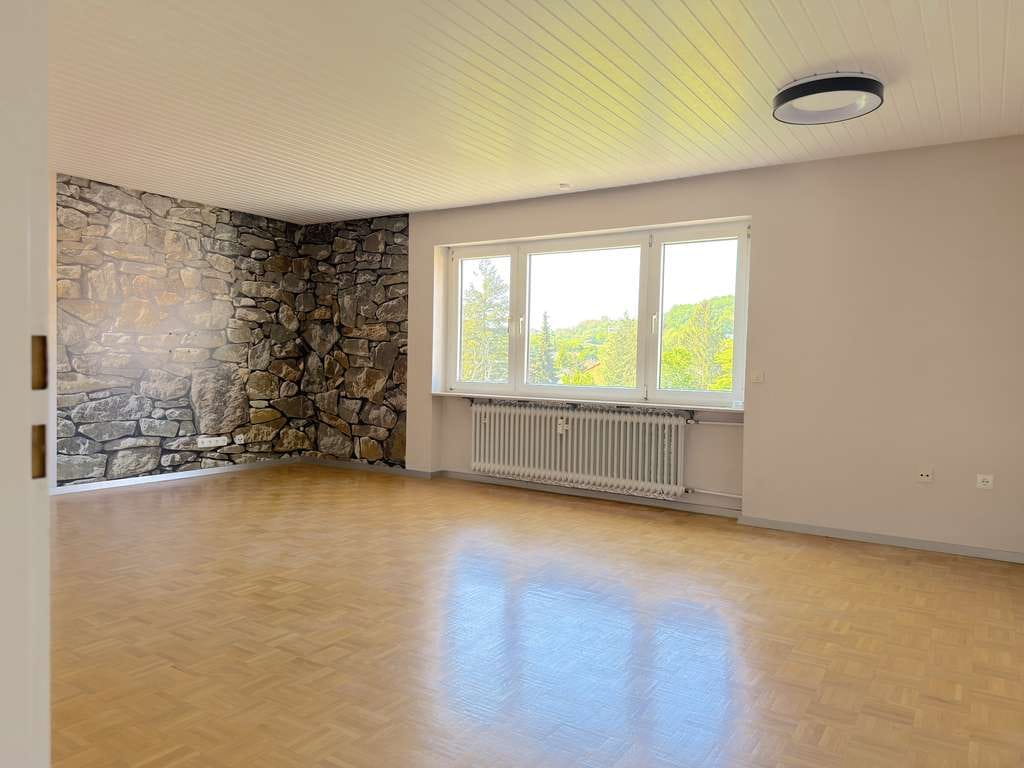 Immobilie in Eisenberg (Pfalz) - Schöne 4-Zimmer-Wohnung in gepflegtem MFH - Garage, 2 Balkone, Keller- u Dachraum - Bild 2