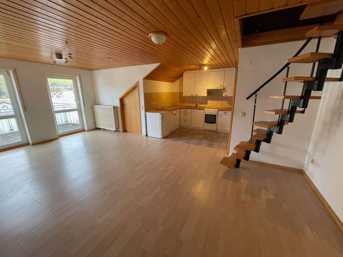 Immobilie in Zell im Wiesental - 2-Zimmer-Dachgeschosswohnung mit großem Balkon, Einbauküche, ausgebautem Dachspitz und Pkw-Stellplatz im Freien - Bild 0