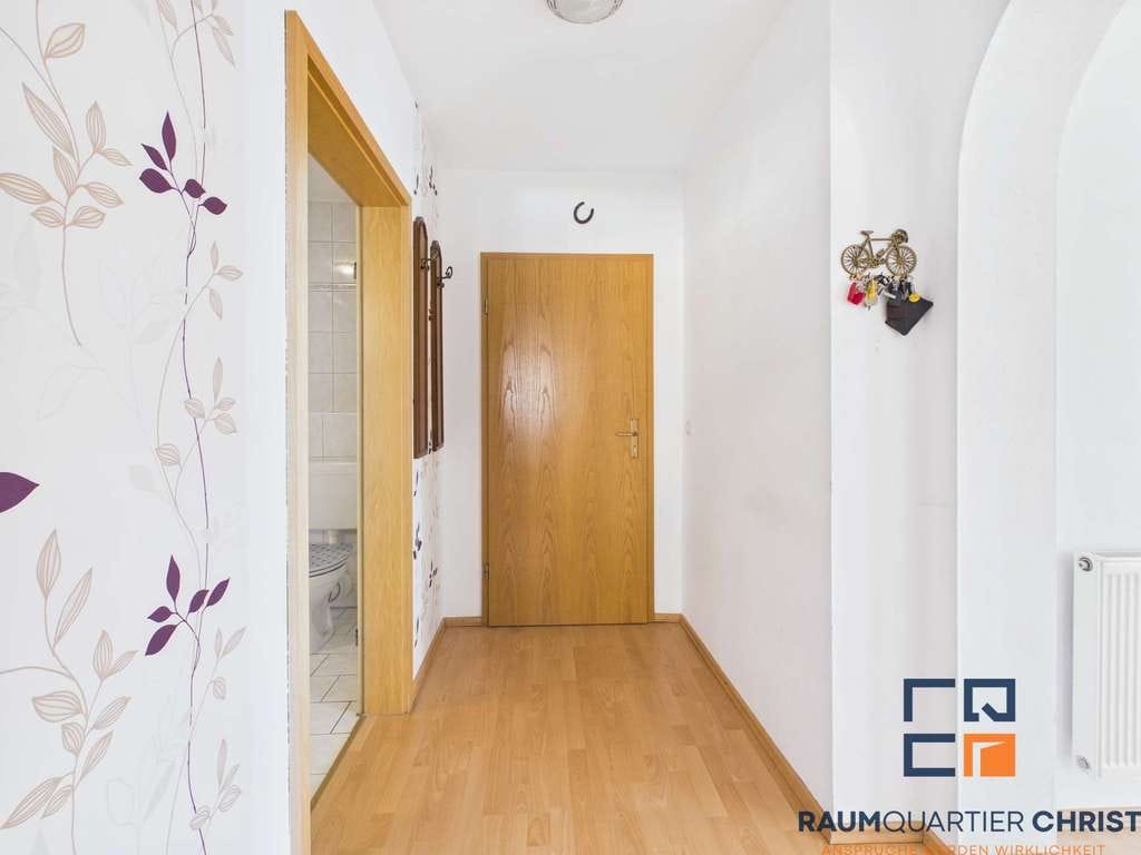 Immobilie in Wunsiedel - Gepflegte 2-Zimmer-Eigentumswohnung mit Balkon, Carport und solider WEG-Struktur - Bild 2
