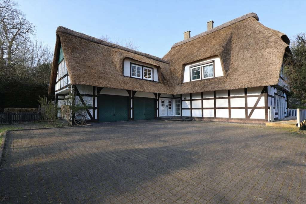 Immobilie in Hüllhorst - Exklusive Villa mit Wellnessbereich, Pool & großem Grundstück - Bild 2