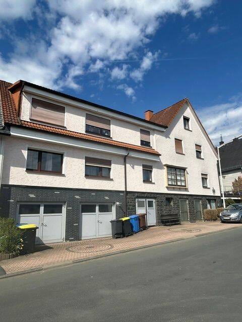 Immobilie in Haiger - 2- FH mit 4 Garagen, 2 Terrassen, Balkon und schönem Garten in Haiger-Allendorf gelegen - Bild 1