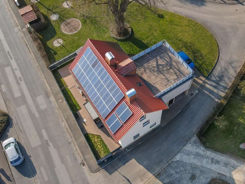 Immobilie in Schenklengsfeld - Ein- bis Zweifamilienhaus mit Dachterrasse, PV-Anlage und neuer Heizung in Schenklengsfeld - Konrode - Bild 1