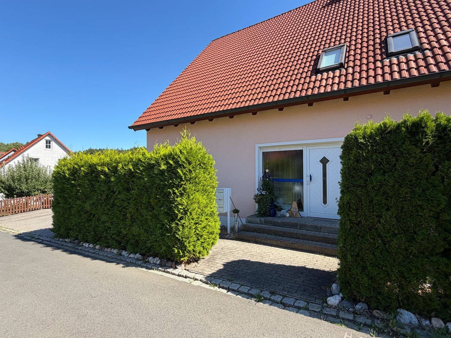 Immobilie in Illschwang - Teilvermietetes, modernes Mehrfamilienhaus in ruhiger Wohnlage von Illschwang! - Bild 2