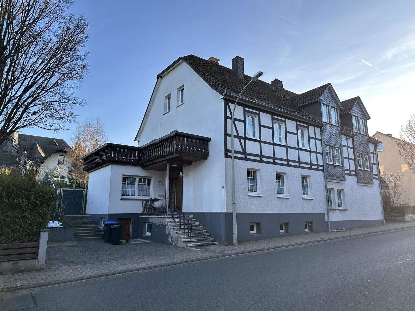 Immobilie in Brilon - Teilvermietetes Zweifamilienhaus nach umfangreicher Sanierung in Brilon - Bild 0