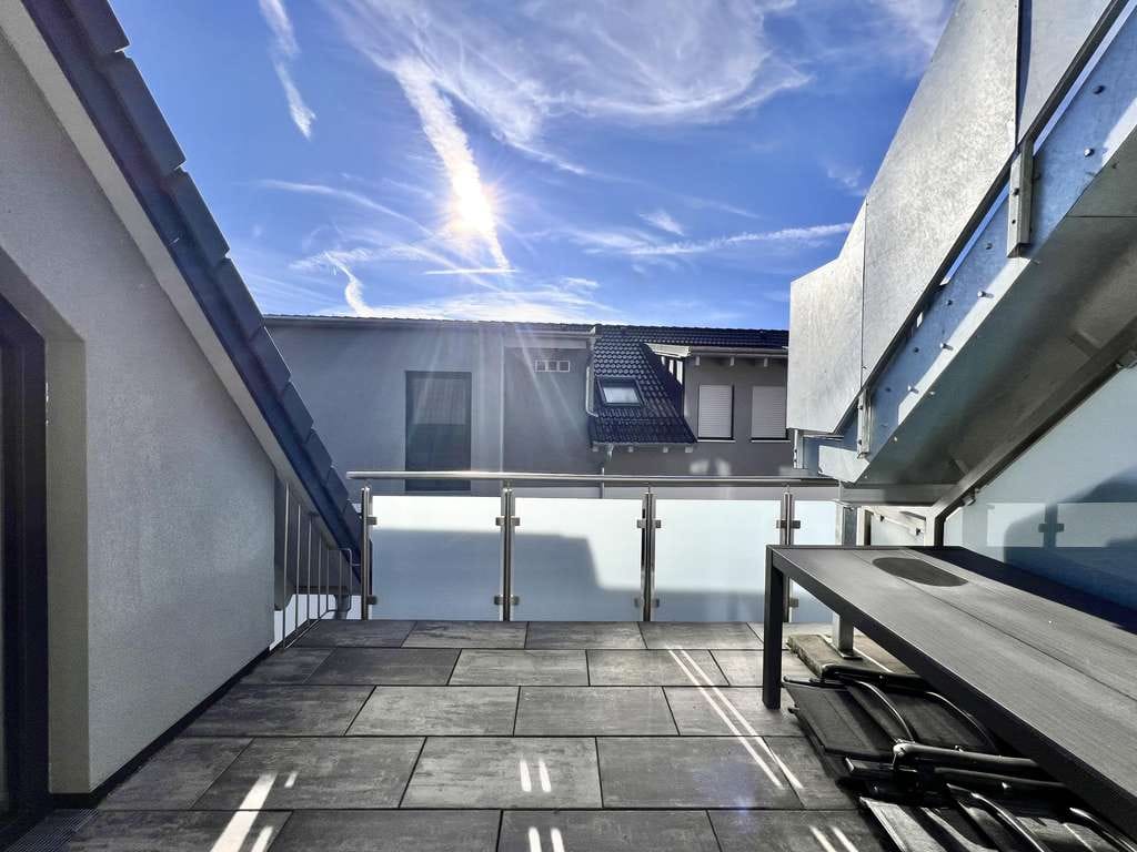 Immobilie in Kirchdorf an der Iller - Moderne und zentrale Wohnung mit Einbauküche, 2 Balkonen und 2 TG‑Stellplätzen - Bild 4
