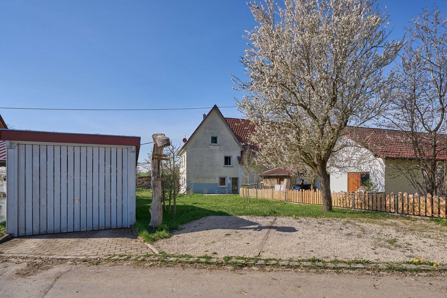 Immobilie in Leibertingen - Liebevoll saniertes Bauernhaus in Ortsrandlage mit modernem, gewerblichen Scheunenumbau - Bild 3