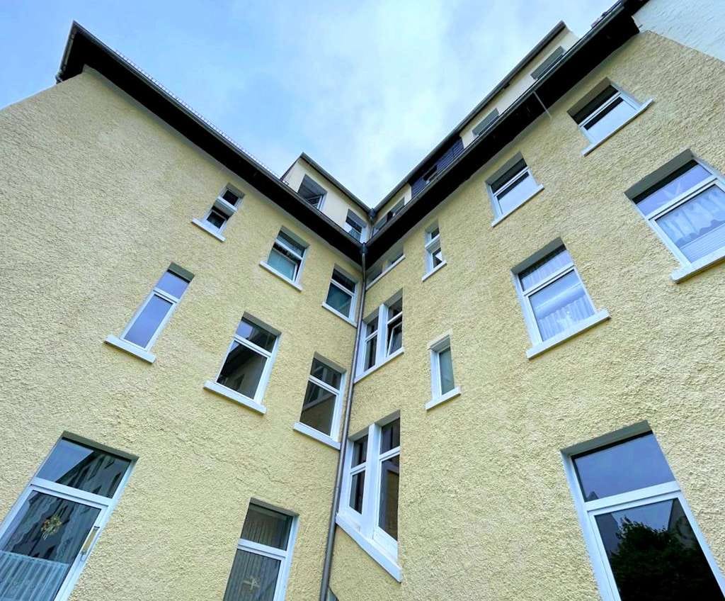 Immobilie in Oelsnitz/Vogtland - Stilvoll Wohnen unterm Dach – denkmalgeschützte 3-Zimmer-Wohnung in Oelsnitz - Bild 2