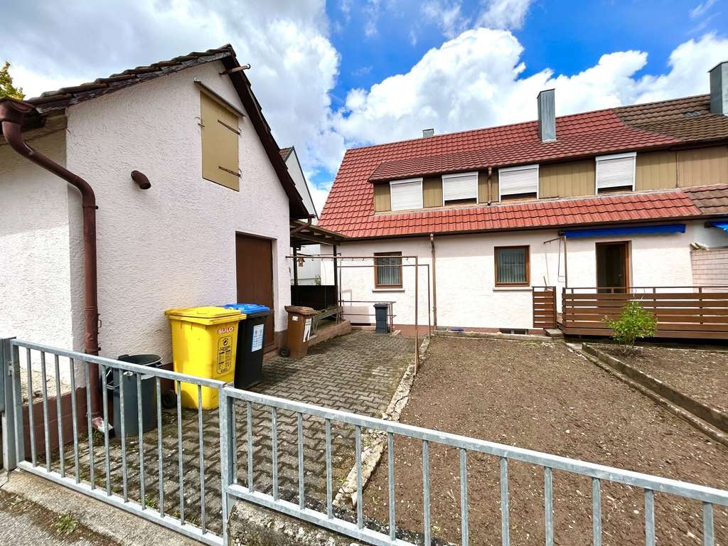 Immobilie in Remshalden - DHH mit Potenzial in Top-Lage - S-Bahn fußläufig, Werkstatt & Garten - Bild 1
