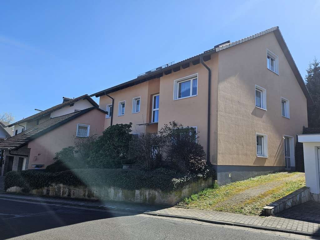 Immobilie in Leidersbach - Saniertes Einfamilienhaus mit Einliegerwohnung, Wärmepumpe & PV in ruhiger Wiesenrandlage - Bild 3