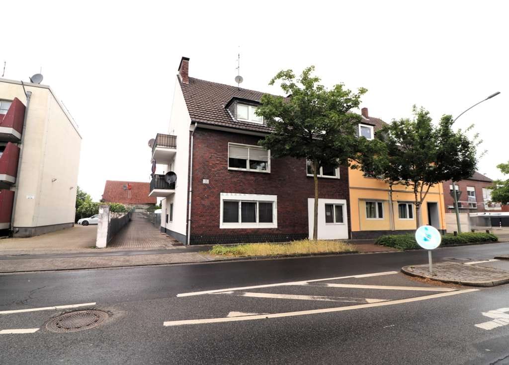 Immobilie in Dinslaken - Gepflegtes und gut vermietetes Mehrfamilienhaus mit Garagen und Carports in Dinslaken-Bruch! - Bild 0