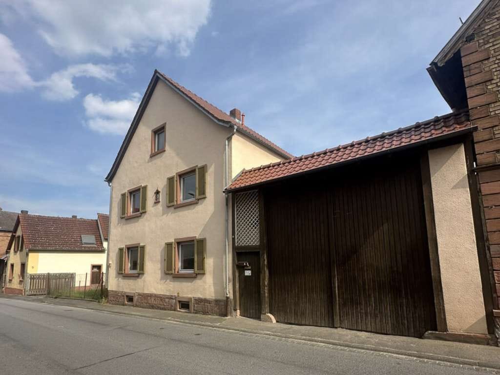 Immobilie in Großostheim - Charmantes renovierungsbedürftiges Einfamilienhaus mit großem Grundstück und vielseitiger Scheune - Bild 0