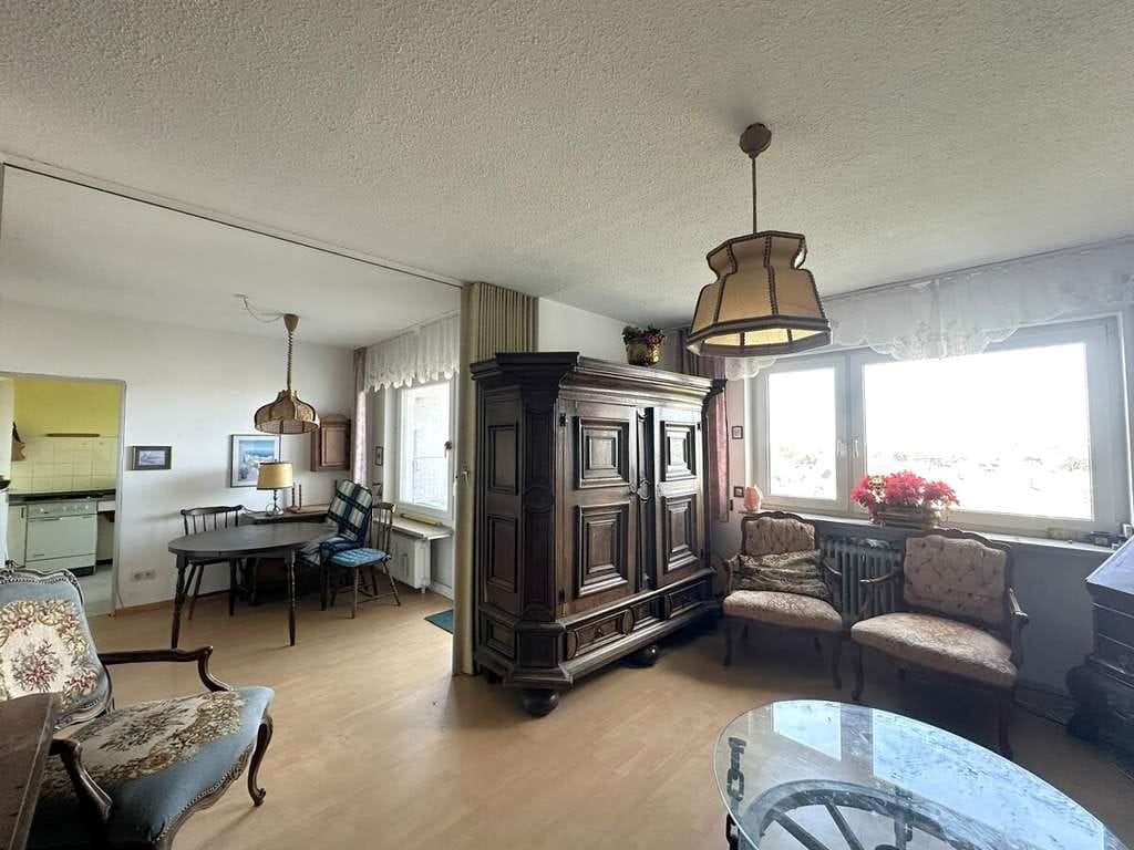 Immobilie in Bad Krozingen - Charmante, renovierungsbedürftige 2-Zimmerwohnung mit Aufzug und Garage in gepflegter Wohnanlage - Bild 2