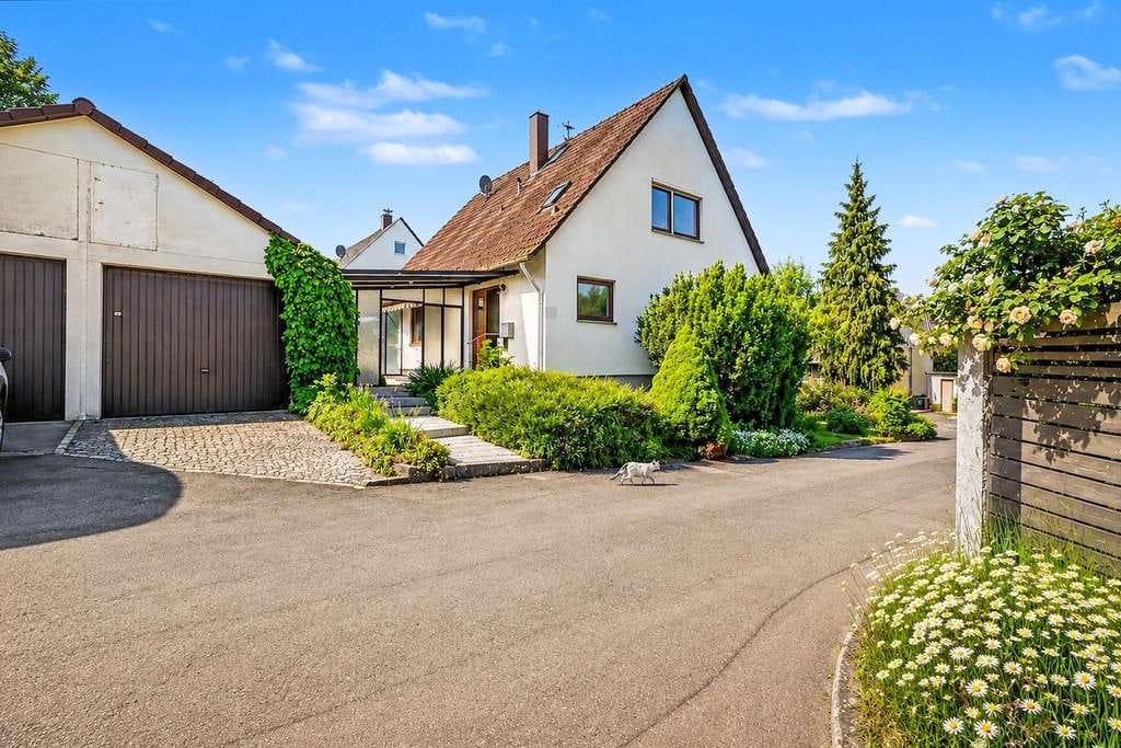 Immobilie in Dußlingen - Neues Zuhause in Dußlingen: Freistehendes Einfamilienhaus mit 6 Zimmern in familienfreundlicher Lage - Bild 1