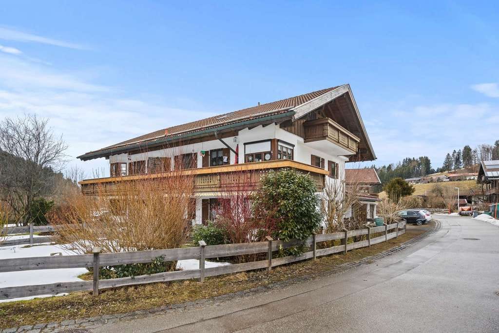 Immobilie in Siegsdorf - Großzügige Wohnung im 1.-OG mit ausgebautem DG - Balkon, Keller, Garage & Stellplatz - Bild 3