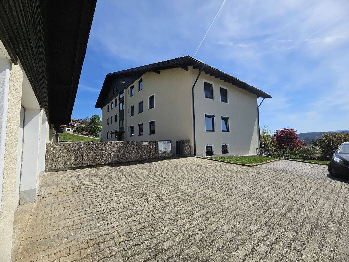 Immobilie in Böbrach - Traumhafte Aussicht & modernes Wohnen im Bayerischen Wald 4-Zimmerwohnung mit Südwestbalkon - Bild 0