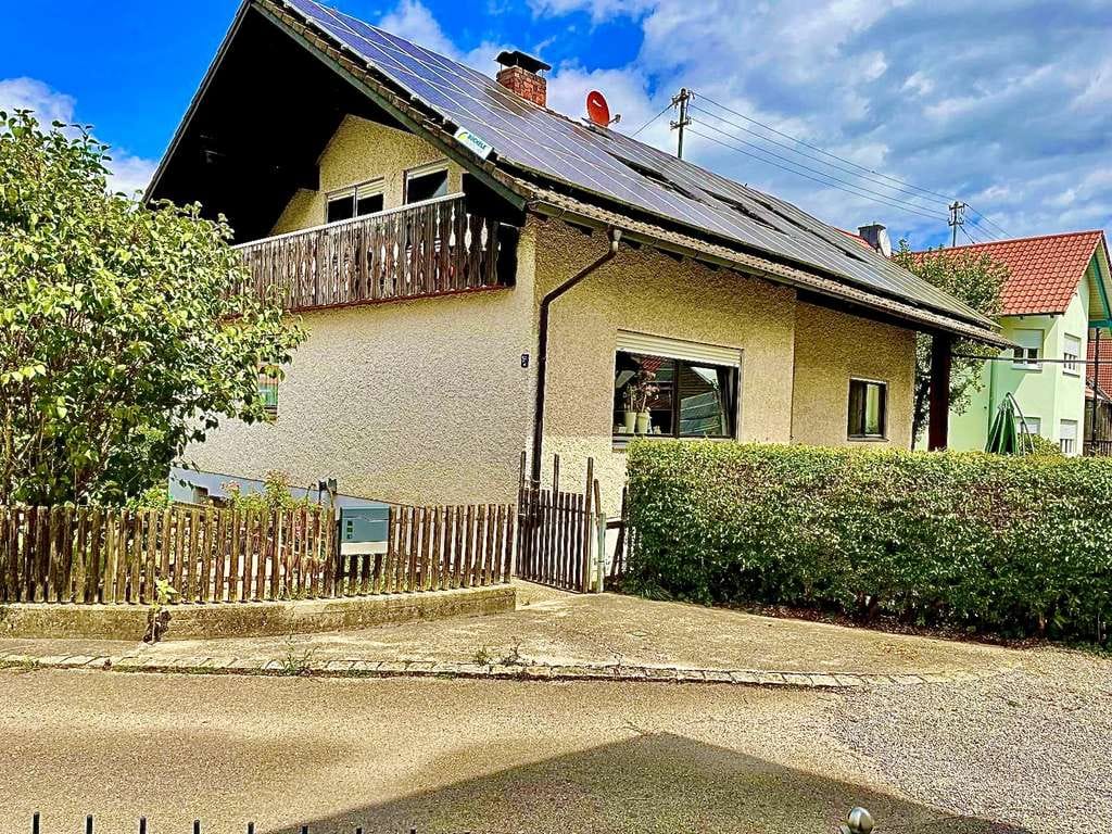 Immobilie in Ursberg - Einfamilienhaus mit Einliegerwohnung, PV-Anlage und 3 Garagen, provisionsfrei in Mindelzell - Bild 1