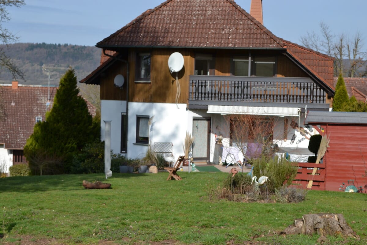 Immobilie in Steinau an der Straße - Attraktives Zweifamilienhaus in traumhafter Lage mit großem Grundstück. 
1 Wohnung steht leer ! - Bild 0