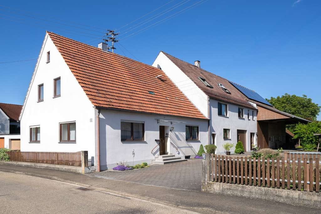 Immobilie in Amerdingen - Anwesen mit zwei Wohnhäusern * großer Garten & viele Nebengebäude auf 3.000 m² * ideal für Familien - Bild 1
