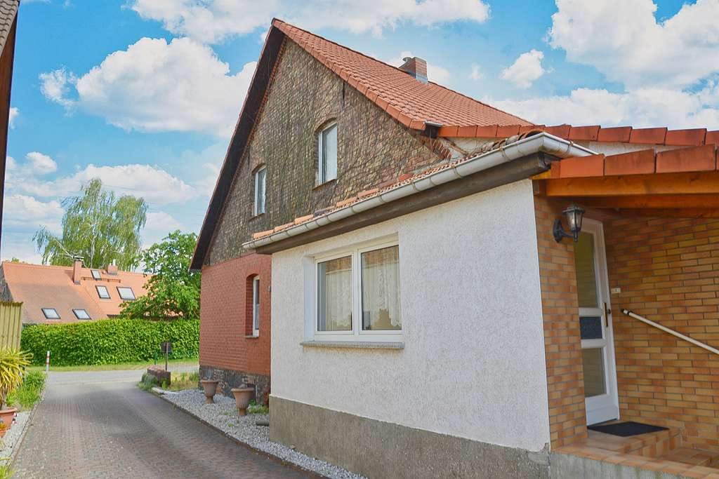 Immobilie in Müncheberg - Großer Garten, gemütliches Haus, Grundstück 2.700 m2, 2 Garagen, viel Potential! - Bild 4