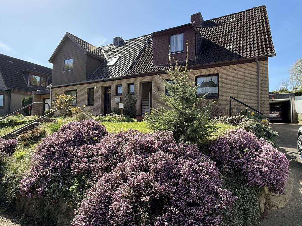Immobilie in Eckernförde - Charmante Doppelhaushälfte mit großem Garten – ideal für Handwerker mit Vision - Bild 0