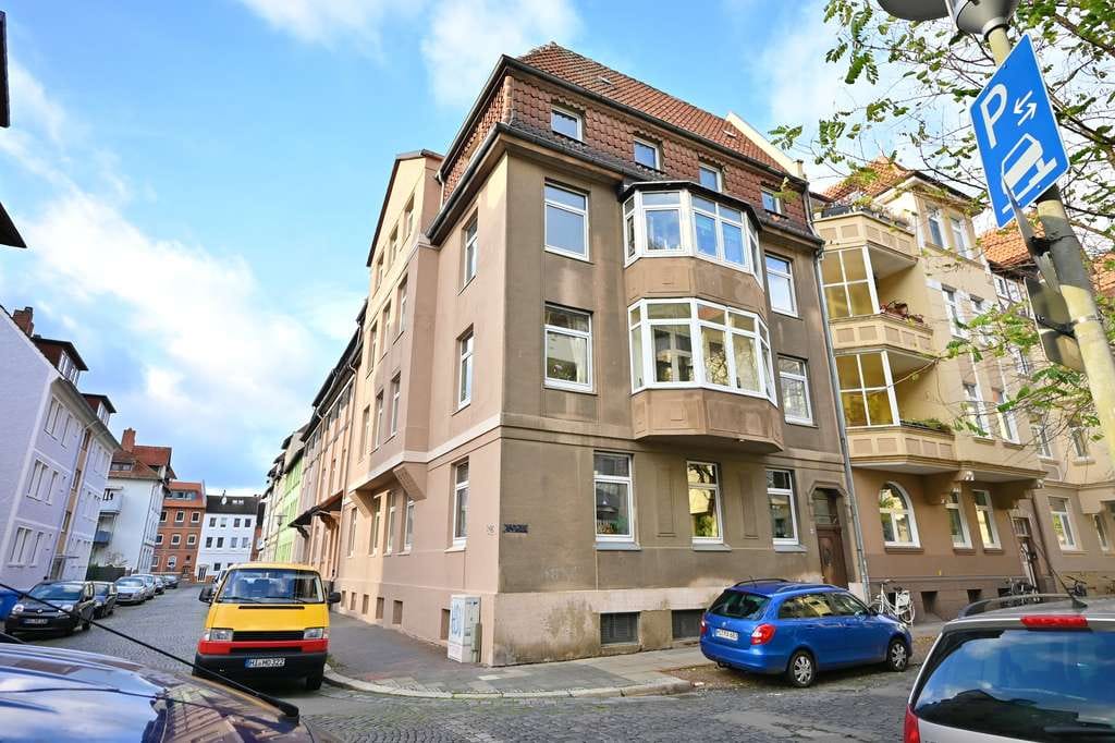 Immobilie in Hildesheim - Mehrfamilienhaus mit 4 großzügigen Wohnungen und Ausbaureserve im Dachgeschoss - Bild 0