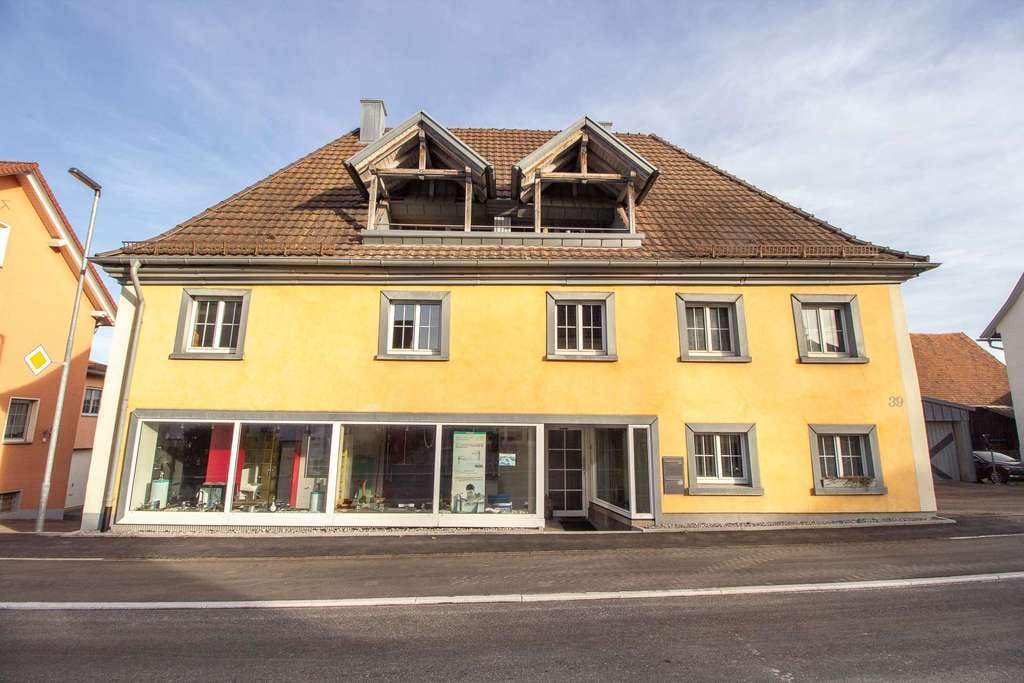 Immobilie in Ostrach - Zentrales Stadthaus mit einzigartigem Grundstück und Gewerbehalle - Bild 1