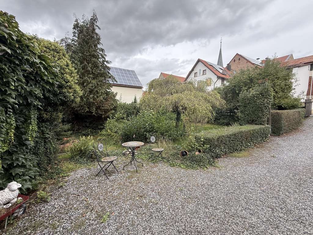 Immobilie in Poppenhausen - Renovierungsbedürftiges Wohnhaus mit Potenzial und einem wunderschönem Garten - Bild 3